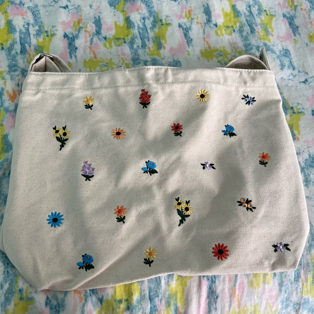 BAGGU Embroidered Floral Horizontal Duck Bag